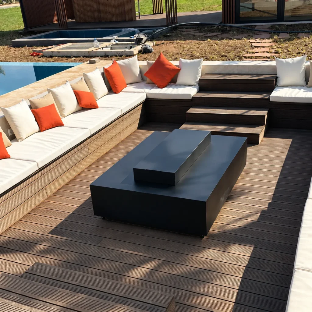 Brasero extérieur rectangulaire sur mesure intégré à une terrasse en bois